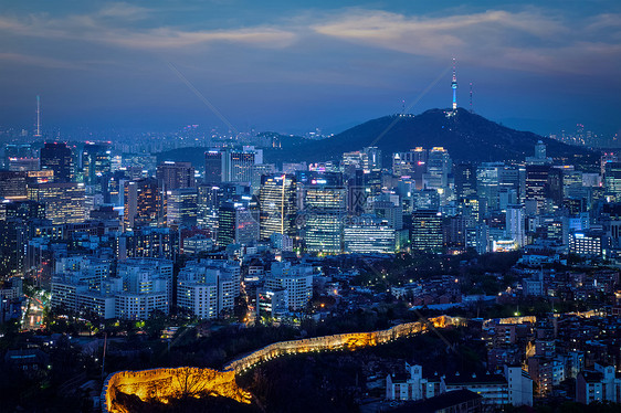 首尔市中心的城市景观照明与灯南山首尔塔傍景色英旺山韩国首尔韩国夜首尔天际线图片