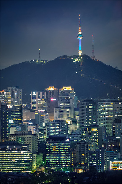 首尔市中心的城市景观照明与灯南山首尔塔傍景色英旺山韩国首尔韩国夜