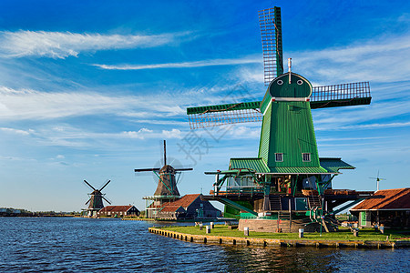 荷兰著名的旅游景点ZaanseSchans的荷兰乡村兰斯克风磨坊Zaandam,荷兰日落时荷兰的赞斯山的风车赞丹姆图片