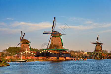 荷兰著名的旅游景点ZaanseSchans的风车黄昏的日落与月亮Zaandam,荷兰日落时分,荷兰的ZaanseS图片