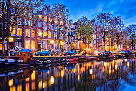 黄昏时分,鹿特丹城市景观的夜景与运河船只中世纪的房屋照亮荷兰阿姆斯特丹鹿特丹运河,船中世纪的房子晚上背景图片