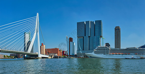 鹿特丹城市景观全景与邮轮伊拉斯谟桥荷兰荷兰鹿特丹城市景观图片