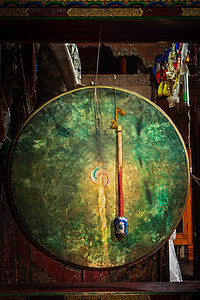 大藏鼓与打手HemisGompa佛教寺院拉达克,赫米斯修道院的仪式鼓拉达克,图片