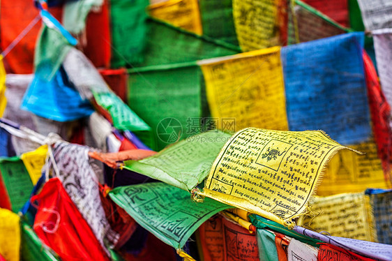 藏传佛教祈祷旗Lungta,用藏语哼唱祈祷咒语莱赫,拉达克,查谟克什米尔,佛教祈祷标志龙塔与祈祷图片