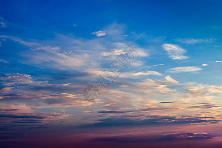 夜空中戏剧的云夜空云图片