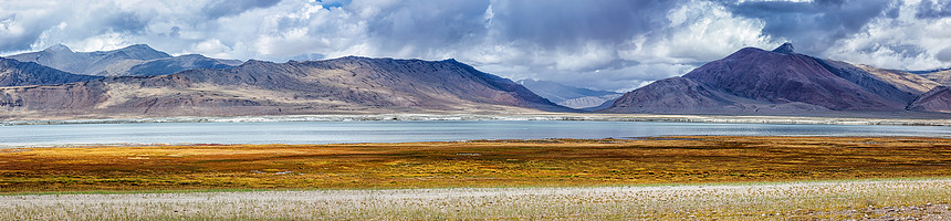 喜马拉雅山的TsoKar波动盐湖全景拉普舒,拉达克,查谟克什米尔,印度喜马拉雅山高山湖泊TsoKar全景图片