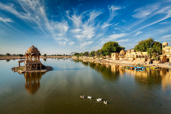 印度地标Gadi传奇人工湖与白色天鹅贾萨尔默,拉贾斯坦邦,印度印度地标加迪传奇拉贾斯坦邦图片