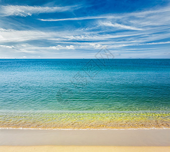 度假海滩度假热带海滩与清澈的水,波浪黄沙美丽的天空云景,西哈努克维尔,柬埔寨柬埔寨西哈努克维尔海滩图片