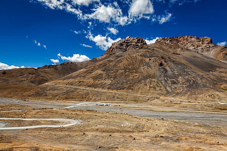 马纳利莱赫穿过喜马拉雅公路喜马拉雅山的拉达克拉达克,喜马拉雅山脉的马纳利莱赫路图片