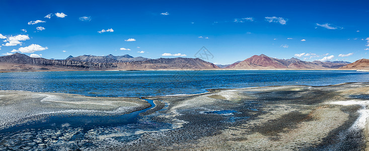 喜马拉雅山TsoKar波动的莫坦盐湖的全景拉普舒,拉达克,查谟克什米尔,喜马拉雅山的高山湖TsoKa图片
