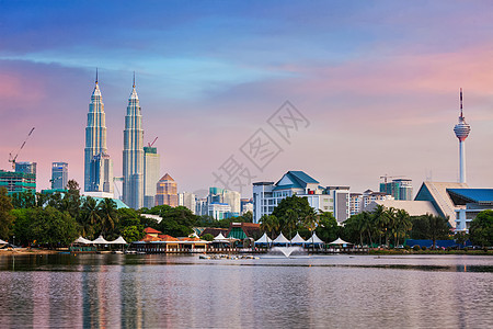 吉隆坡,马来西亚20116月19日吉隆坡天际线与彼得罗纳斯双子塔摩天大楼日落查看蒂蒂旺萨湖吉隆坡,马来西亚吉隆背景图片