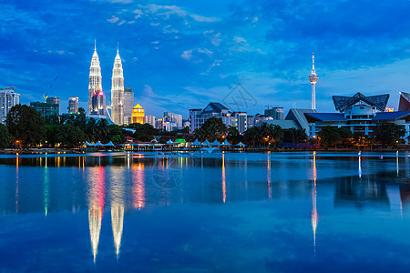 吉隆坡的天际线,摩天大楼晚上照亮查看蒂蒂旺萨湖吉隆坡,马来西亚吉隆坡的天际线背景图片