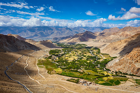 绿色河山谷的景观提升卡东拉通行证据称世界上最高的机动通行证5602米拉达克,喜马拉雅山河山谷的景图片