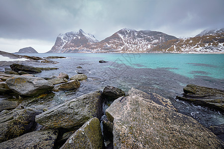 挪威海峡湾的岩石海岸,冬天雪豪克兰海滩,洛芬岛,挪威挪威峡湾的岩石海岸图片