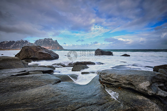 冬季挪威海峡湾海滩上的岩石雪乌塔克利夫海滩,洛芬岛,挪威挪威峡湾海滩图片