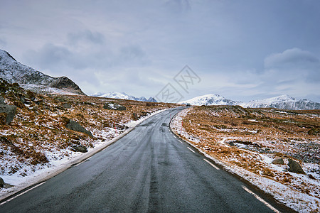 挪威峡湾的公路挪威洛福腾群岛诺威路上的洛福滕岛图片