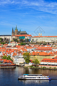 观看马拉斯特拉纳布拉格城堡伏尔塔瓦河与旅游船布拉格,捷克共国伏尔塔瓦河上看马拉斯特拉纳布拉格城堡图片