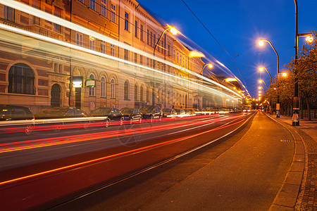暮色中布拉格电车模糊的光迹布拉格,捷克共国布拉格电车模糊的光迹布拉格,捷克共国背景图片