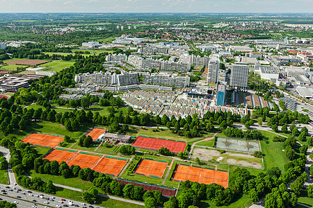 慕尼黑奥林匹克村奥林匹克塔奥林匹克塔网球沙发的鸟瞰图慕尼黑,巴伐利亚,德国德国慕尼黑的鸟瞰图图片