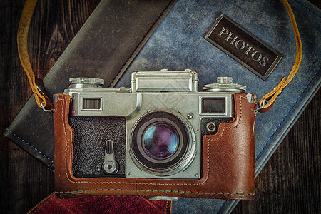 摄影背景旧复古相机相册上的木纹纹理老式复古相机粗糙的木制背景图片