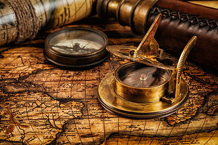 旅行地理导航背景古老的复古罗盘与日晷,望远镜绳子古代世界古上的老式指南针图片