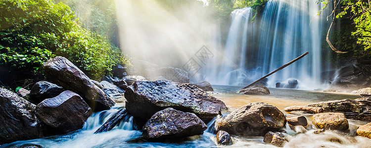 柬埔寨金边热带瀑布全景热带瀑布丛林中阳光图片