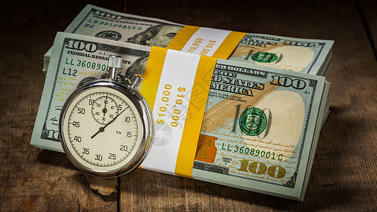 时间货币贷款背景信箱全景秒表堆叠新的100美元2013版钞票钞票捆绑木制背景时间就金钱图片