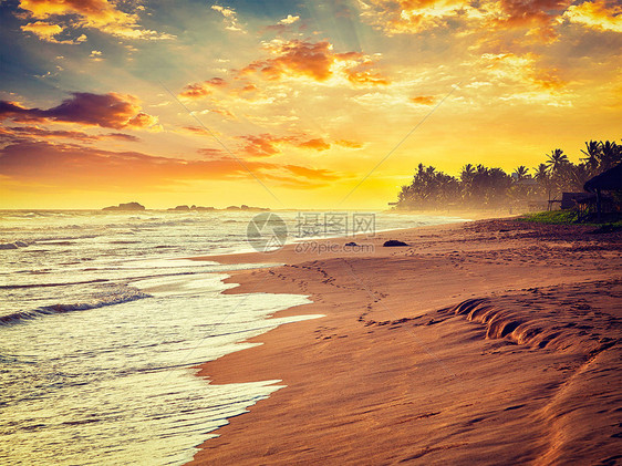 海滩度假浪漫背景复古效果过滤时尚风格的形象热带日落海洋海滩斯里兰卡Hikkaduwa海洋海滩日落图片