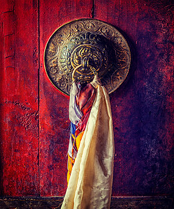 复古效果过滤了希克西贡帕佛教寺院门把手的时髦风格图像拉达克,蒂克西贡帕佛教寺院的门门把手图片