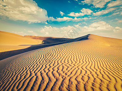 复古效果过滤了萨尔沙漠山姆沙丘的时髦风格形象拉贾斯坦邦,印度沙漠中的沙丘图片
