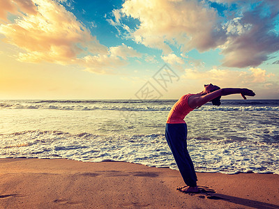 复古效果,时尚风格的形象,轻运动健康的女人瑜伽,太阳敬礼,苏里亚纳马斯卡姿势哈斯塔乌塔纳萨纳热带海滩日落轻的运动健康图片