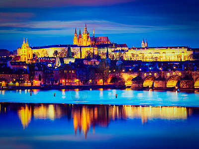 旅行布拉格欧洲旅游背景复古效果过滤时尚风格的形象查尔斯桥布拉格城堡黄昏布拉格,捷克共国黄昏时查尔斯桥布拉格图片