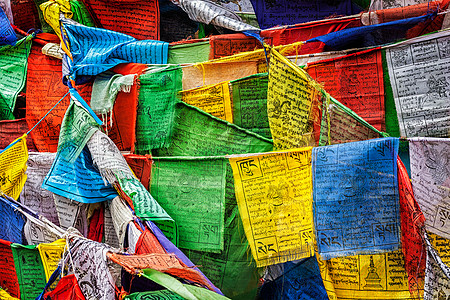 藏传佛教祈祷旗Lungta,用藏语哼唱祈祷咒语莱赫,拉达克,查谟克什米尔,佛教祈祷标志龙塔与祈祷图片