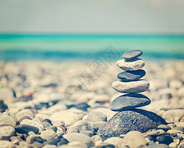 禅宗冥想背景复古效果过滤时尚风格的形象,平衡的石头堆叠海边禅宗平衡石头堆叠图片