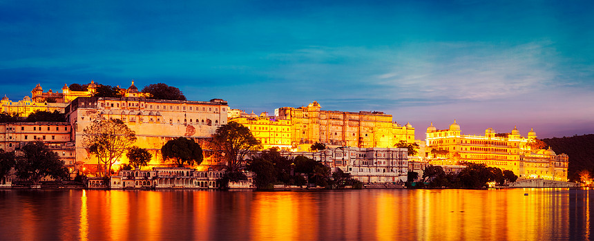 复古效果过滤了流行风格的全景图片,著名的浪漫豪华拉贾斯坦邦印度旅游地标乌普尔城市宫殿晚上全景乌达普尔,印度乌迪普尔图片