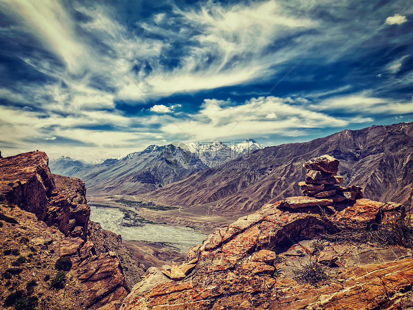 复古效果过滤嬉皮士风格的形象,斯皮蒂山谷喜马拉雅山印度希马查尔邦的斯皮蒂山谷喜马拉雅山的斯皮蒂山谷图片
