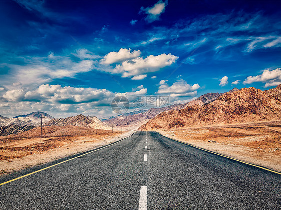 复古效果过滤了嬉皮士风格的道路形象山区喜马拉雅山戏剧的云蓝天拉达克,查谟克什米尔,喜马拉雅山脉的道路图片