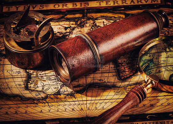 旅行地理导航背景复古效果过滤时髦的老式复古指南针图像与日晷,间谍璃放大镜古代世界古上的老式指南针图片