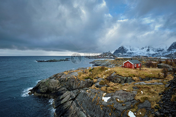 克莱夫与传统的红色Rorbu房子LitlToppoya岛上的洛福滕岛,挪威冬天克莱夫与传统的红色罗布房子洛福滕岛,挪图片