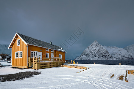 挪威洛福滕岛萨克里斯罗伊渔村冬季的黄色传统罗布屋挪威洛福滕岛上的萨克里斯罗伊渔村图片