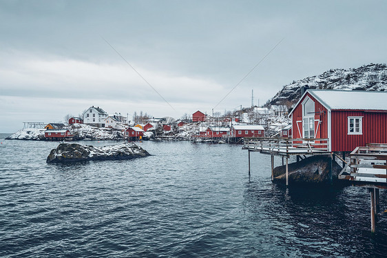 挪威峡湾的Nusfjord正宗传统渔村,冬季传统的红色Rorbu房屋挪威洛福腾群岛挪威Nusfjord渔村图片