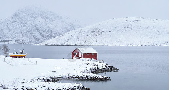 传统的红色罗布屋峡湾海岸的全景,冬季大雪挪威洛福腾群岛冬天的红罗布房子,洛芬岛,挪威图片