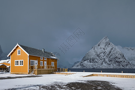 挪威洛福滕岛萨克里斯罗伊渔村冬季的黄色传统罗布屋挪威洛福滕岛上的萨克里斯罗伊渔村图片