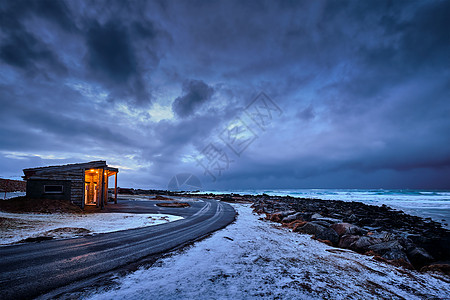 峡湾挪威海海岸的小屋暴风雨的夜晚,斯卡桑登海滩弗拉克斯塔德洛福腾群岛挪威挪威海海岸图片