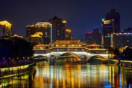 成都著名的地标安顺桥金河上,夜间照明与现代摩天大楼的背景,成都,四川,中国安顺桥夜间图片