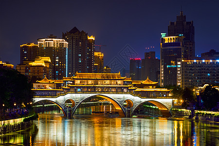 成都著名的地标安顺桥金河上,夜间照明与现代摩天大楼的背景,成都,四川,中国安顺桥夜间,中国图片