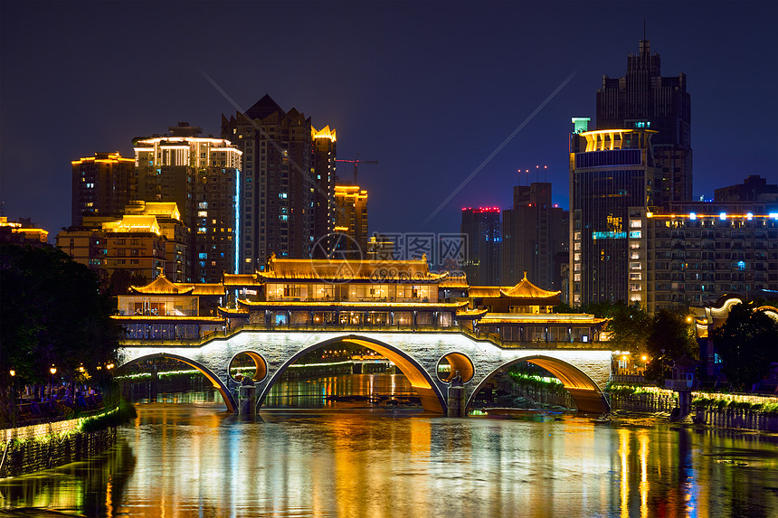 成都著名的地标安顺桥金河上,夜间照明与现代摩天大楼的背景,成都,四川,中国安顺桥夜间,中国图片