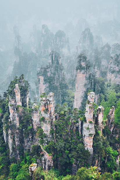 中国著名的旅游景点张家界石柱崖山雾云中,湖南武陵源,中国张家界山脉,中国图片