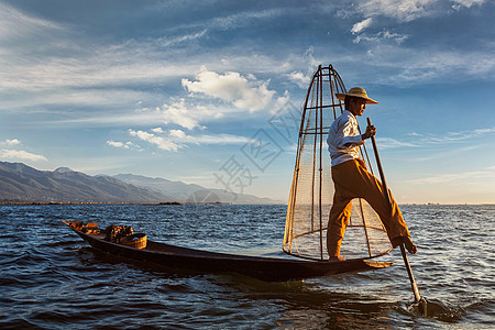 缅甸旅游景点地标缅甸传统渔民inle湖,缅甸著名的独特的单腿划船风格缅甸inle湖的传统缅甸渔民图片