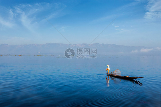 缅甸旅游景点地标缅甸传统渔民inle湖,缅甸著名的独特的单腿划船风格缅甸inle湖的传统缅甸渔民图片